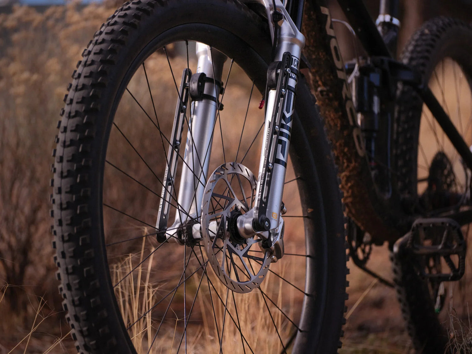 Old Man Mountain Axle Pack Black - Simple Bike Store