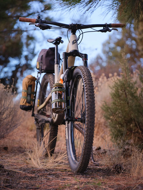 Old Man Mountain Axle Pack Black - Simple Bike Store